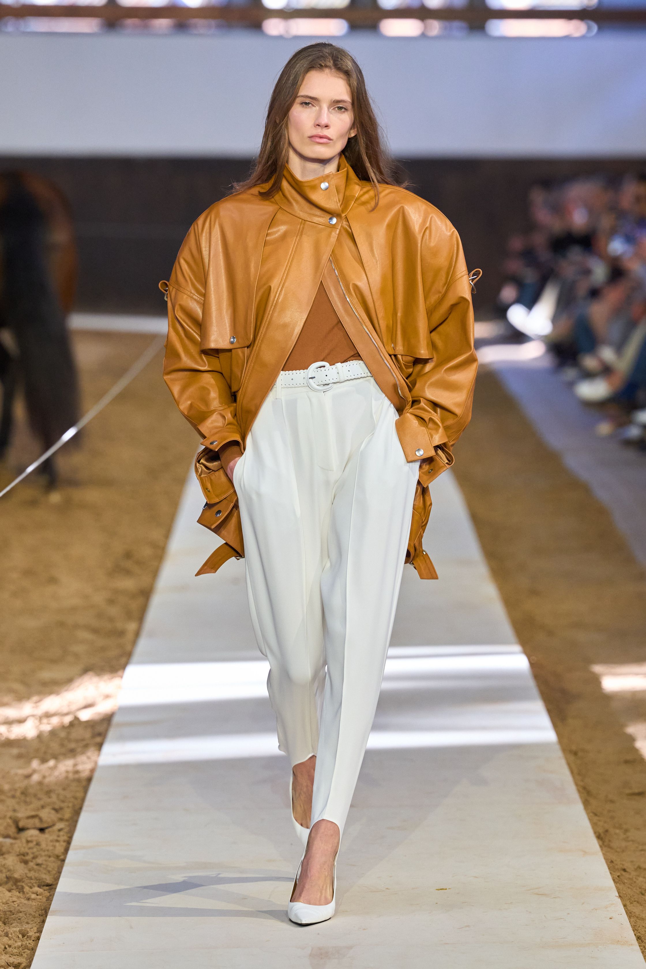 Stella McCartney 2026秋冬系列呈现出品牌标志性的环保现代主义风格。宽肩皮质外套、利落西装与轻盈衬衫形成对比，色彩从焦糖棕、米色延伸到亮蓝与图案针织，营造轻松却精致的都市衣橱。设计通过简洁线条与可持续材料构建出现代女性的力量感与舒适度。整体造型更注重真实穿着场景，让奢华与环保理念在日常衣橱中实现平衡-顽石频道趋势研究